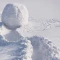 Снежный ком катящийся с горы