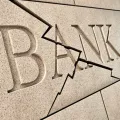 Банк, трещина