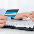 Ноутбук и кредитная карта. Кредит онлайн — что это и как получить?