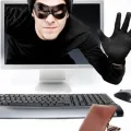 Мошенник С компьютера тянется к кошельку